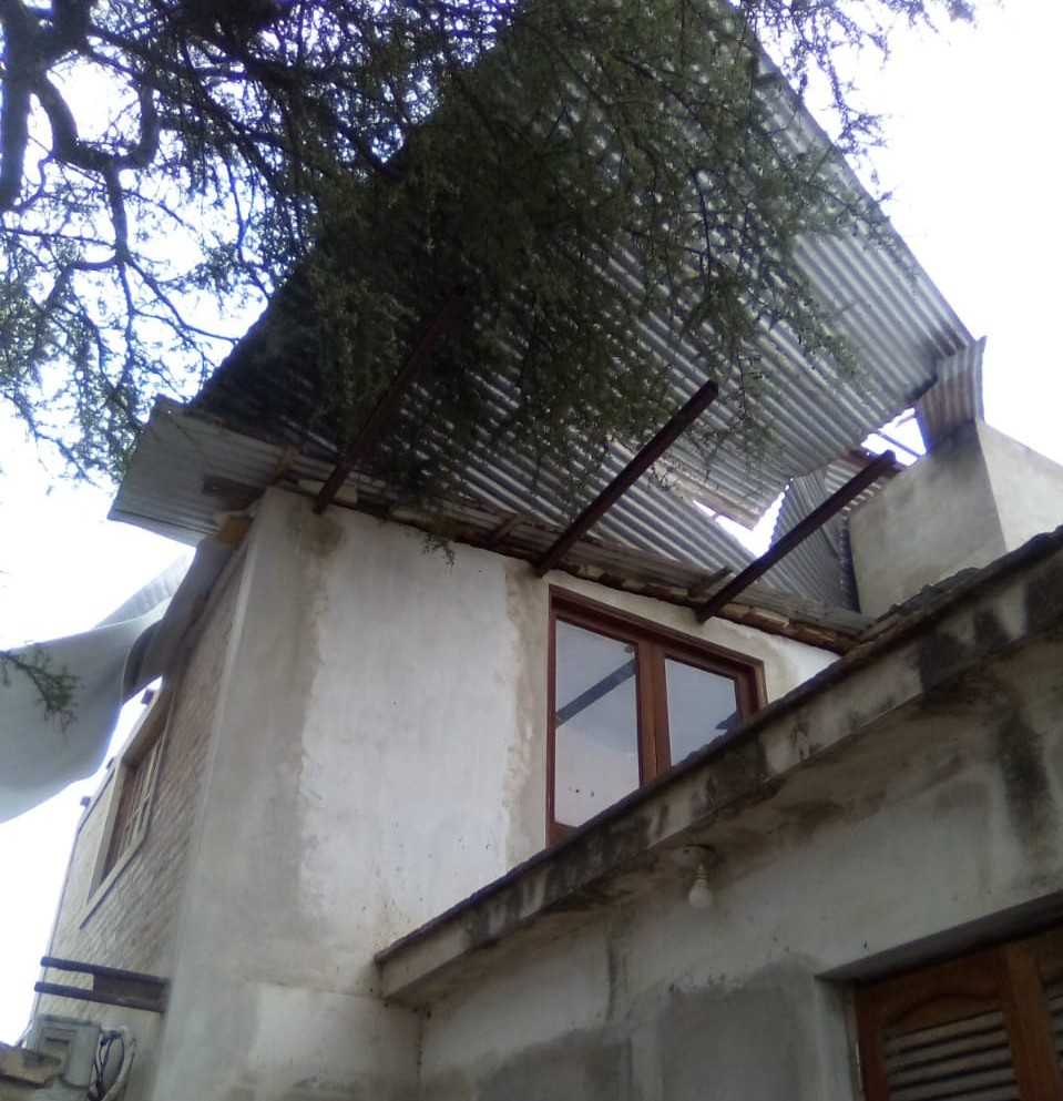 Los fuertes vientos provocaron la voladura de un techo en Barrio Córdoba