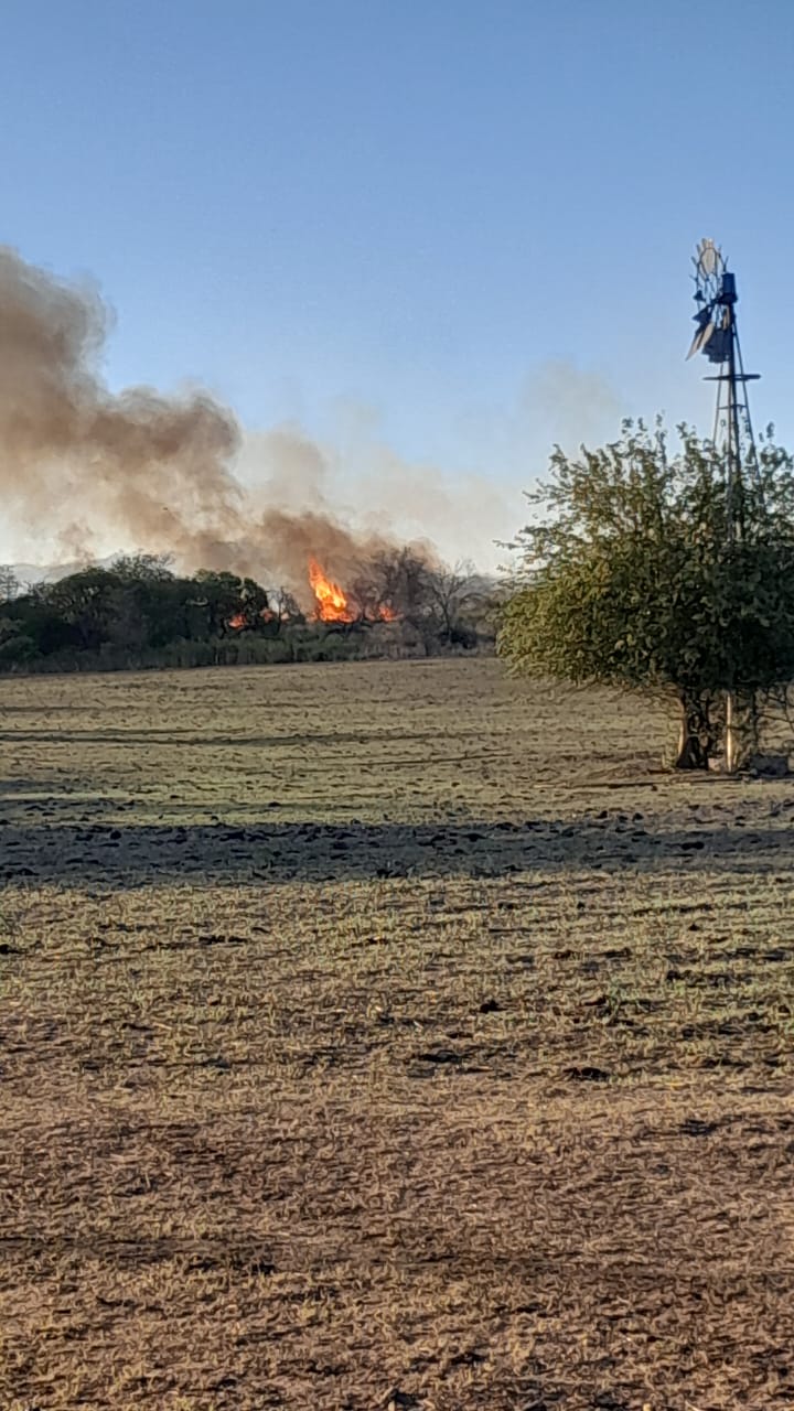 Ocho fuerzas trabajaron para contener un incendio en Falda del Carmen