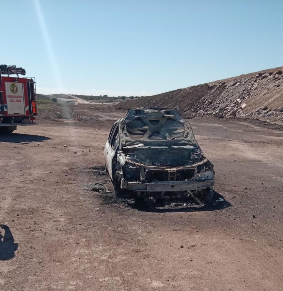 Susto grande: Se incendió un auto en Ruta 5