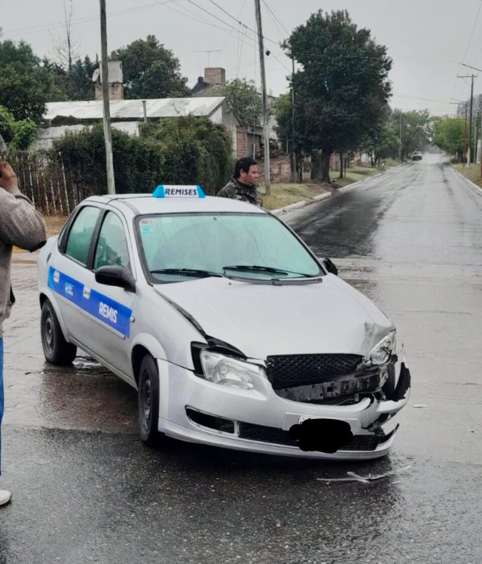 Fuerte choque en la esquina de Bolivia y Roberto Saieg