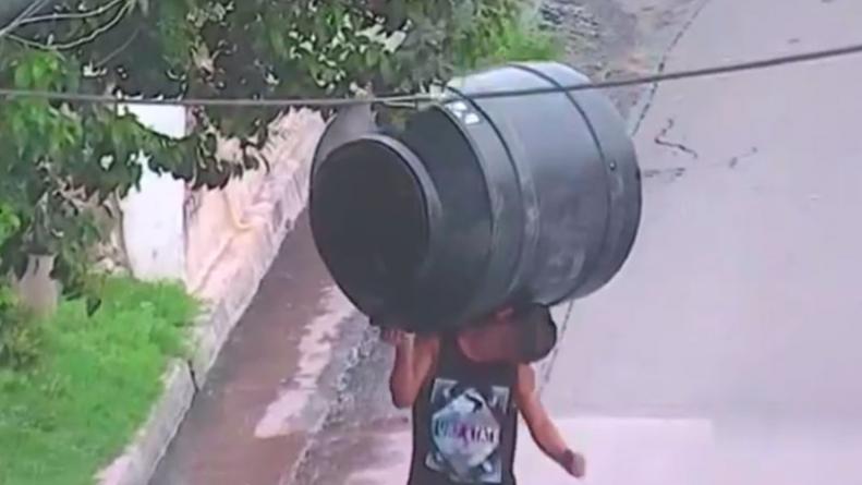Se robó un tanque de agua y se lo llevó al hombro
