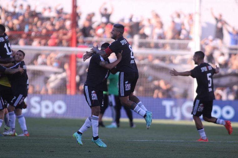 Deportivo Riestra ganó y ascendió a la Primera División del fútbol argentino