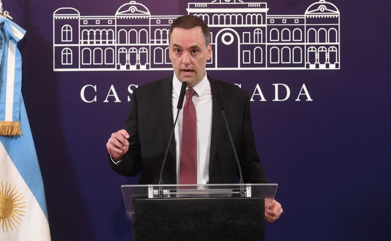El Gobierno de Milei reduce secretarías y suspende la pauta oficial por un año