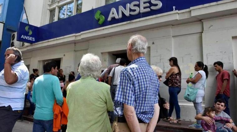 El Gobierno evalúa el pago de un bono de $55.000 para jubilados y pensionados