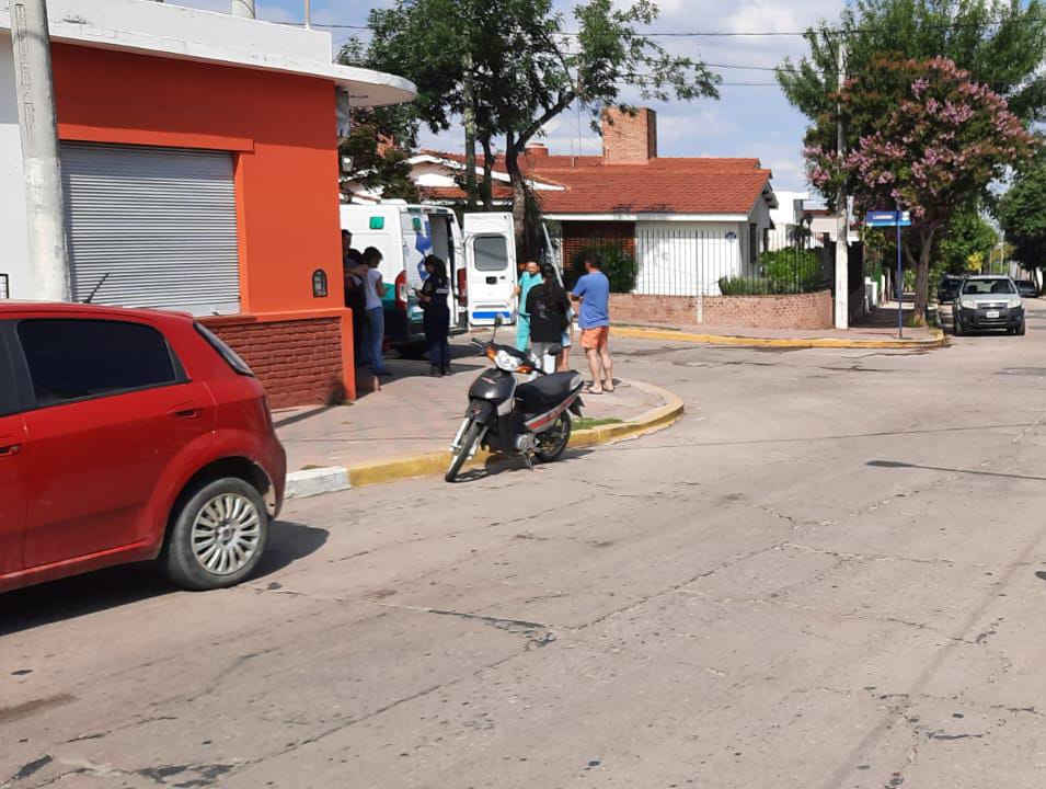 Otro más: una Kangoo colisionó con una moto en Lucas V. Córdoba