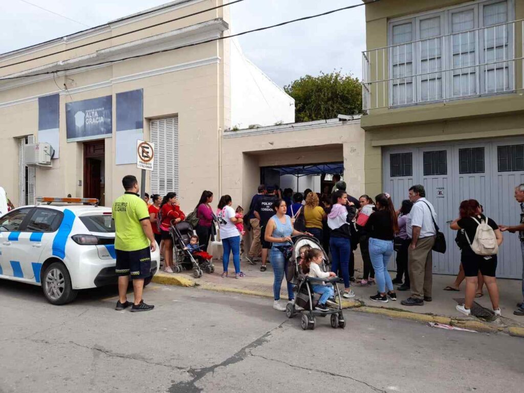 Largas filas para recibir el bolsón navideño en Desarrollo Social