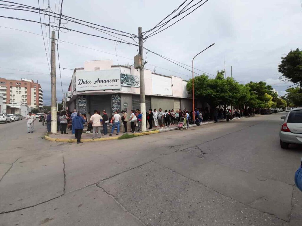 Largas filas para recibir el bolsón navideño en Desarrollo Social