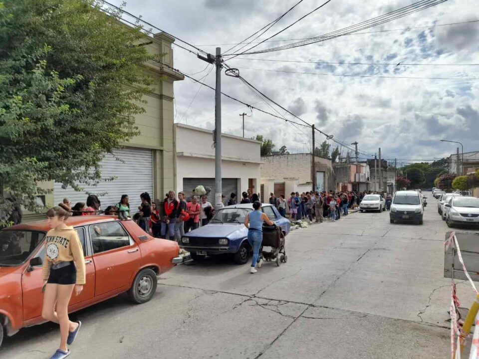 Largas filas para recibir el bolsón navideño en Desarrollo Social