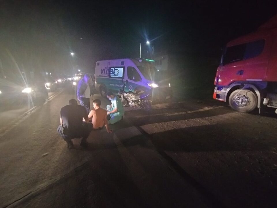 Una pareja en moto quiso adelantar en la ruta y cayeron al asfalto