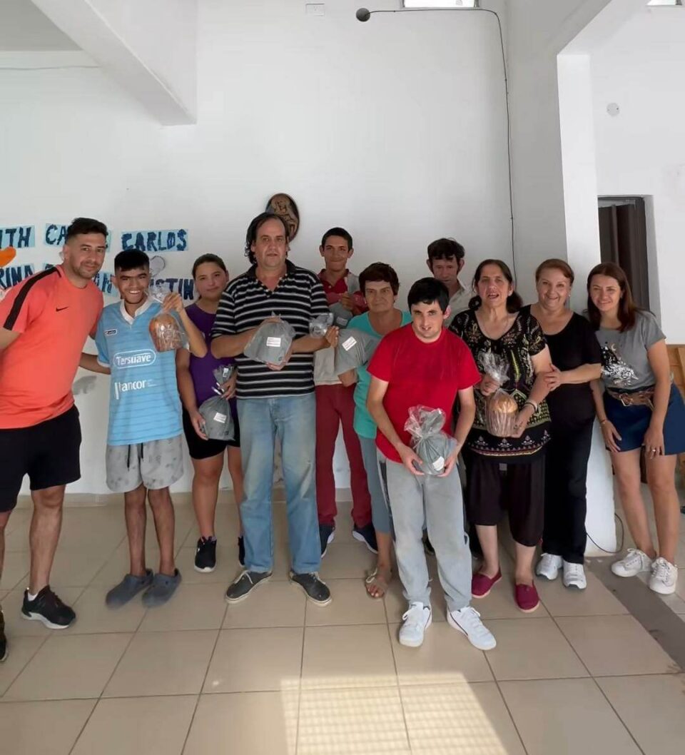 Hermoso gesto navideño en Despeñaderos: donaron 300 pan dulces a merenderos e insituciones