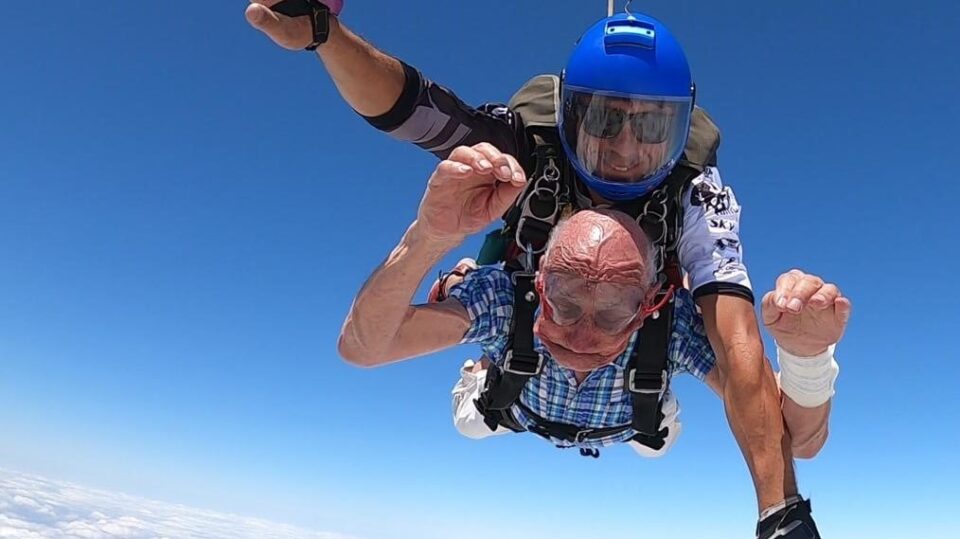 A los 96 años se lanzó por primera vez en paracaídas junto a su nieto