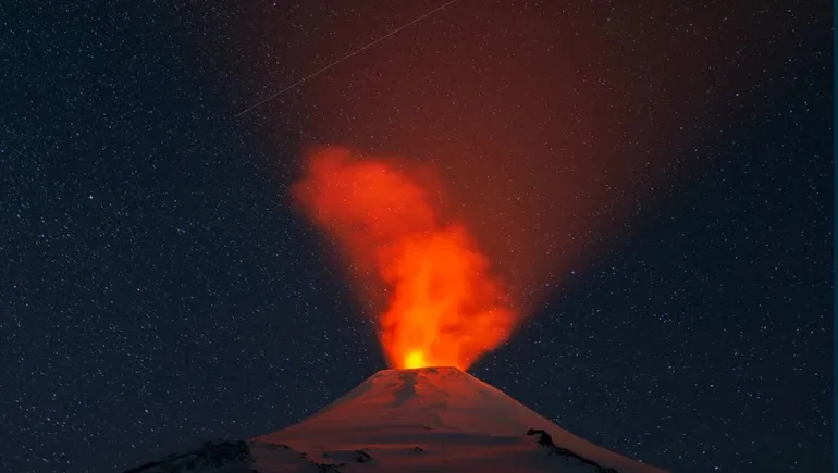 Alerta por aumento de la actividad de un volcán en el límite con Chile