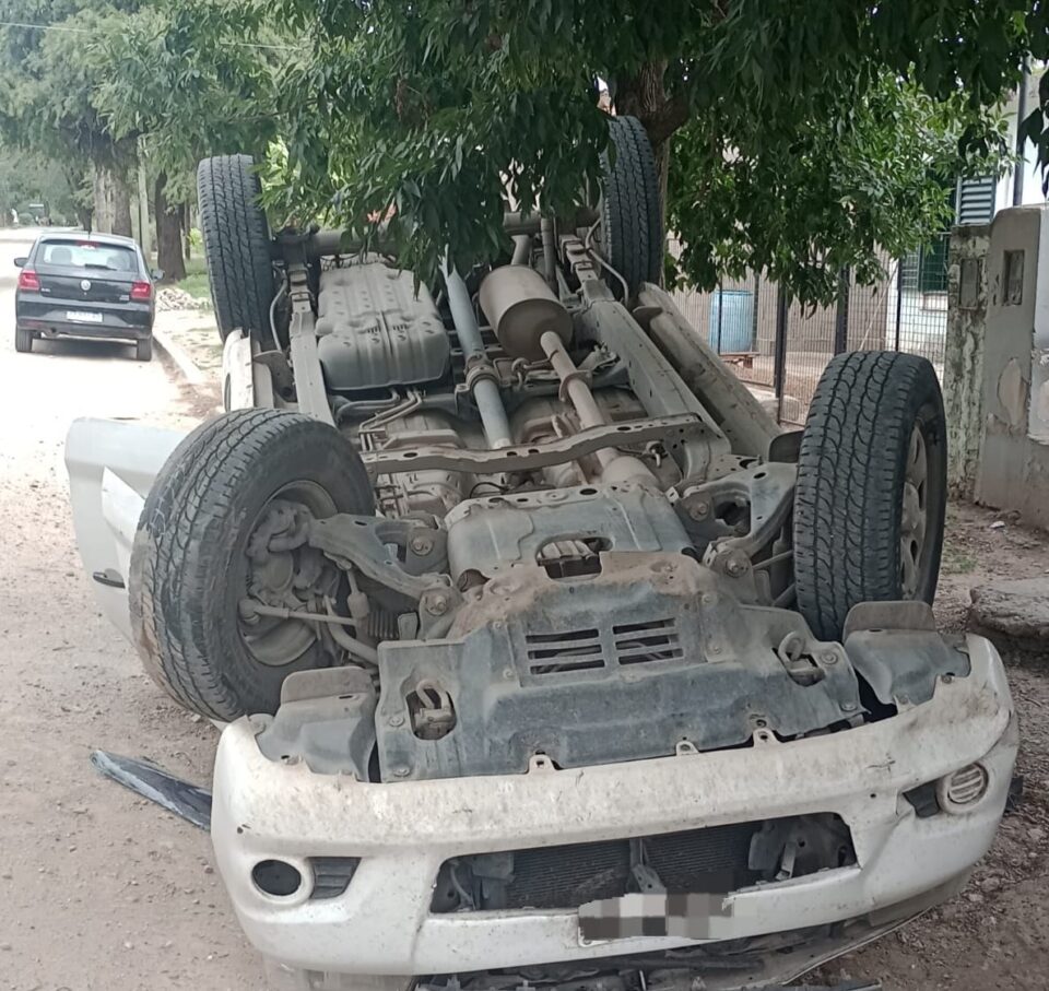 Accidente en pleno barrio Paravachasca: quedó con las cuatro ruedas para arriba