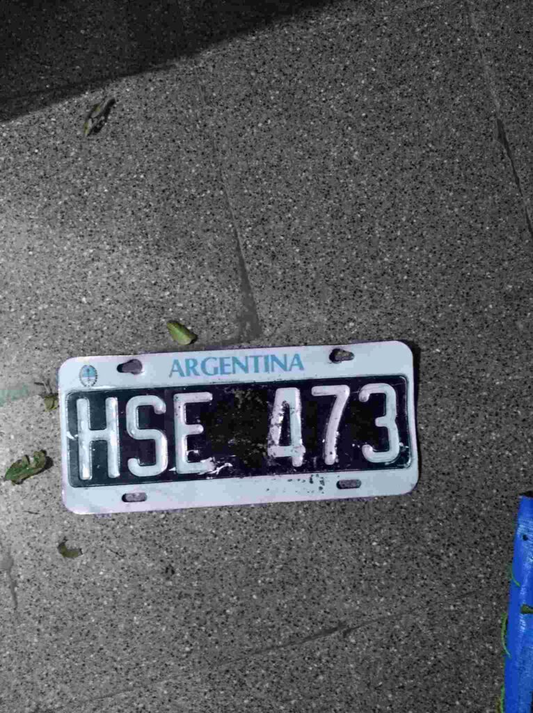 El diluvio se llevó varias patentes y los automovilistas las buscan por Facebook