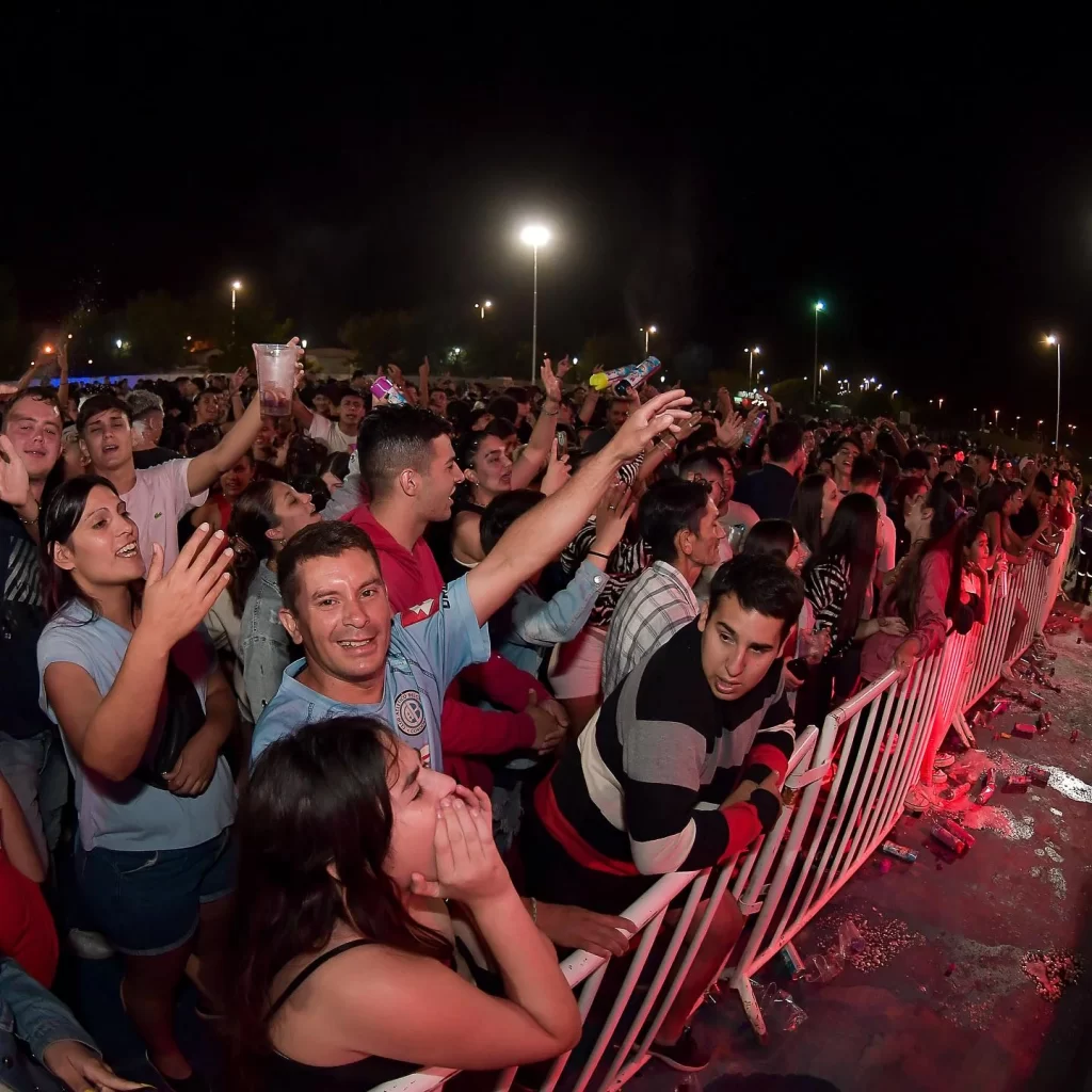 Más de 3.000 personas disfrutaron de la apertura de los Corsos Color en Despeñaderos