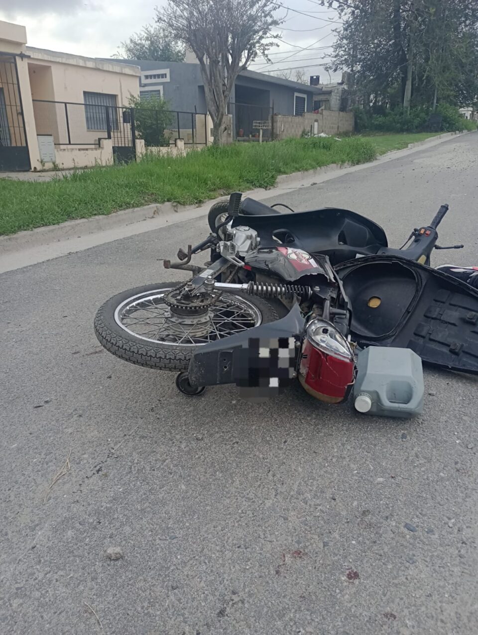 Se cayeron de la moto y terminaron heridas