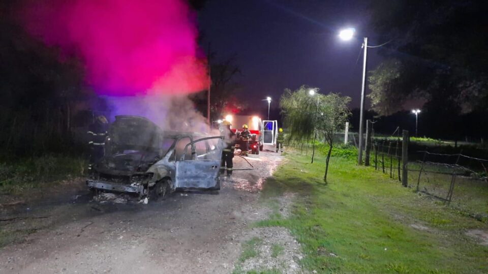 Iba manejando y se le prendió fuego el auto en Los Cerritos esquina Las Flores