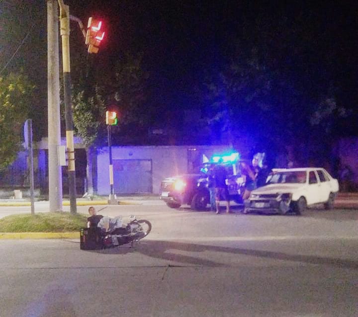 Un motociclista herido tras chocar contra un automóvil