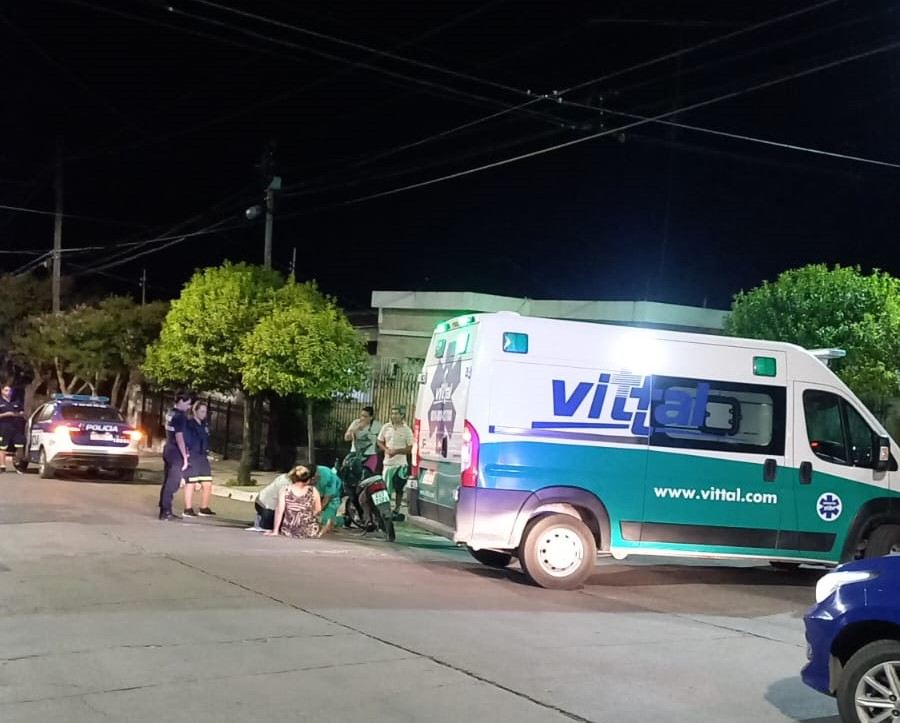 Una mamá y sus dos hijos de 11 y 9 años cayeron de una moto