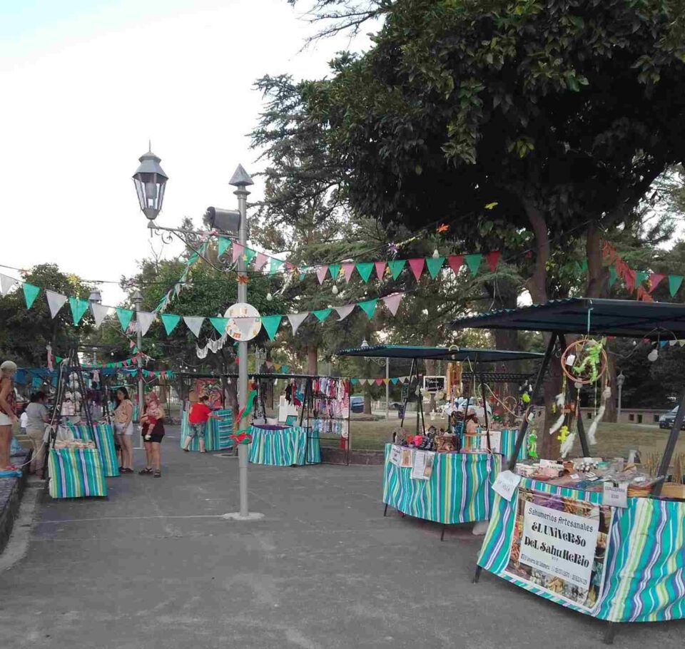 La nueva comisión de la Feria del Paseo de Los Poetas se prepara para el verano