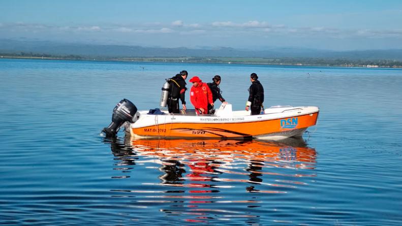 Con buzos y bomberos, reanudan la búsqueda del hombre que cayó al lago de Embalse