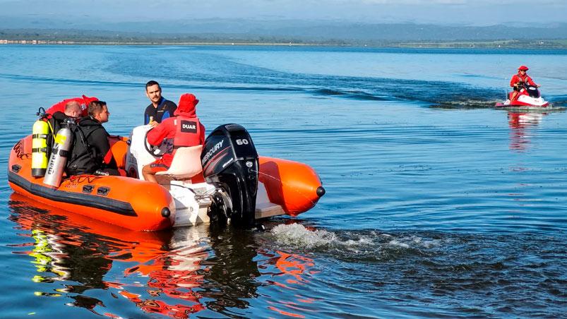 Con buzos y bomberos, reanudan la búsqueda del hombre que cayó al lago de Embalse