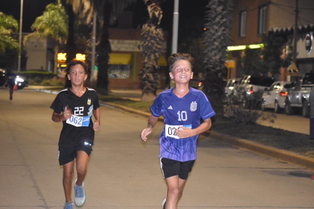 Más de 150 competidores participaron de la Maratón Nocturna de Despeñaderos