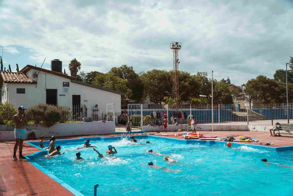 Cientos de niños, adolescentes y adultos disfrutaron las piletas municipales 