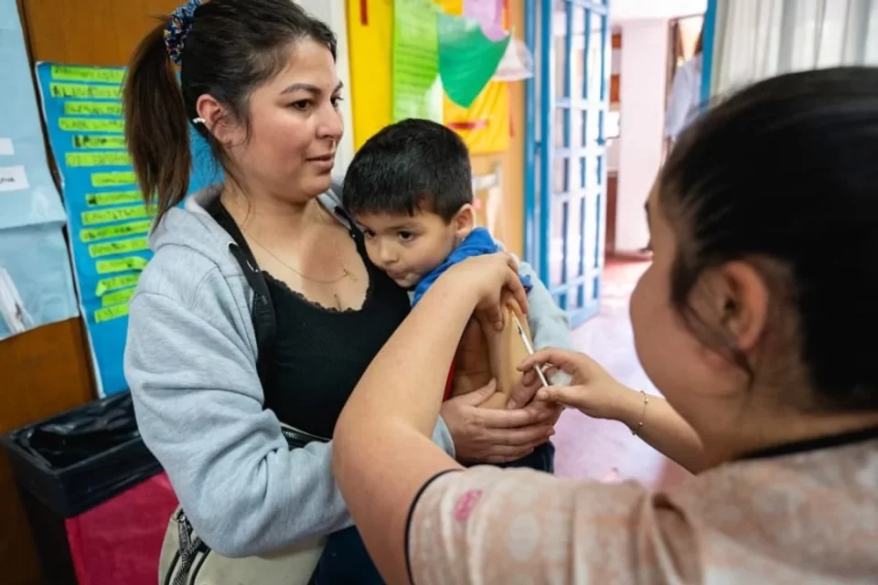 Qué vacunas deben colocarse los niños en edad escolar en Córdoba