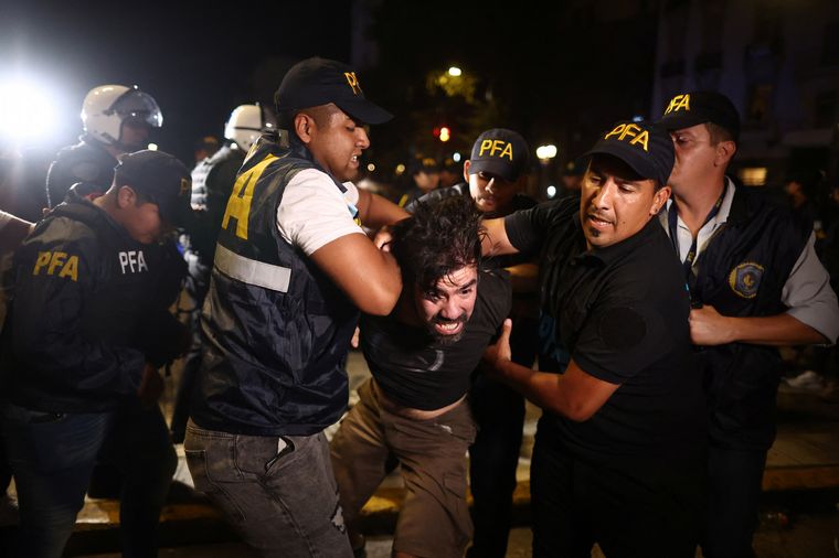 Otra jornada con incidentes afuera del Congreso: balas de goma, gases y choques