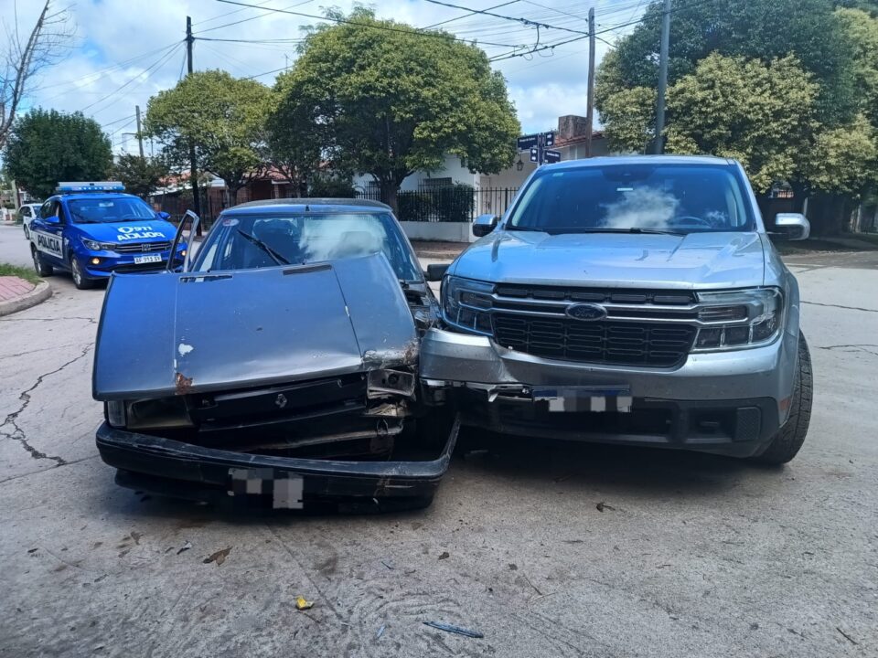 Accidente en Bunge De Gálvez y Mitre: Colisión entre Ford Maverick y Renault 9