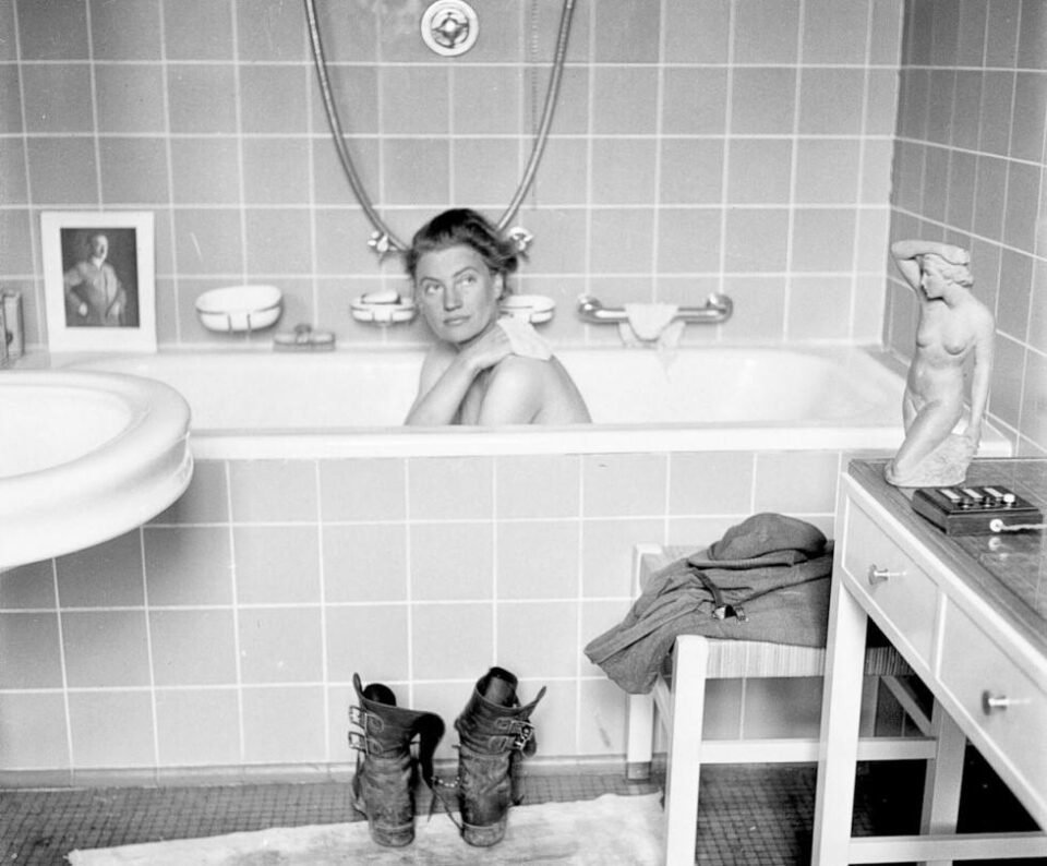 Una modelo desnuda en una bañera