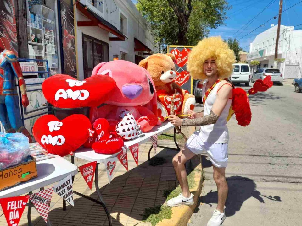 Un comercio de Alta Gracia celebró San Valentín con Cupido incluido