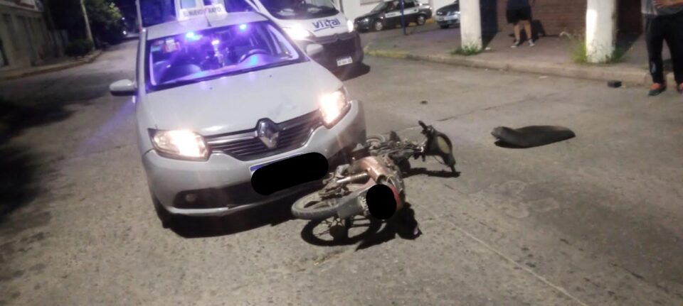 Quien mal anda mal acaba: un motociclista fue chocado mientras conducía en contramano