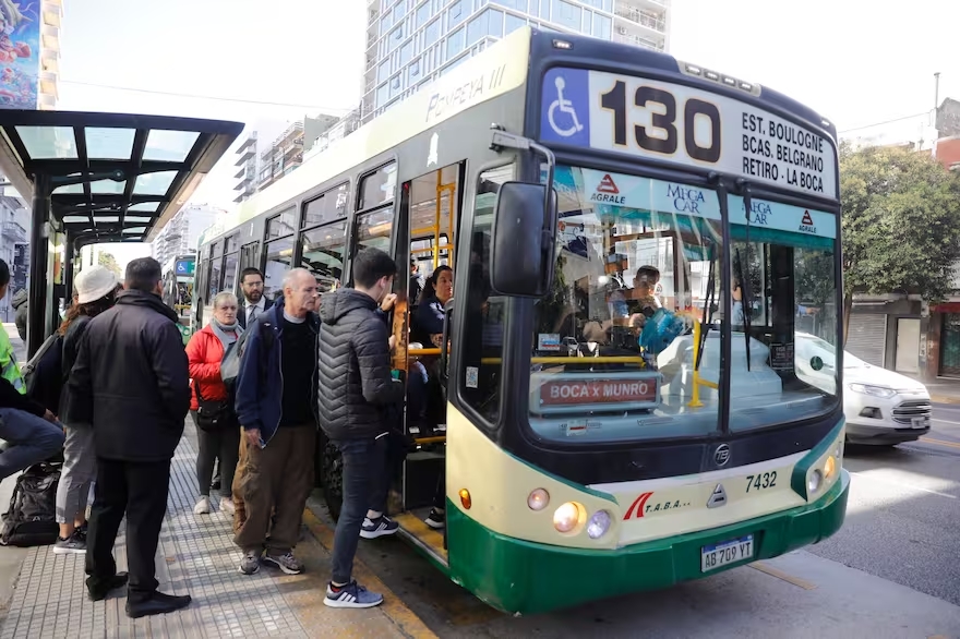 Los viajes en transporte público cayeron más de 18% en abril