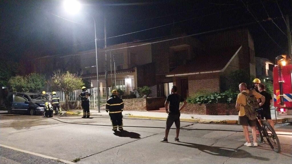Viajaba con su familia y su auto se prendió fuego en Agustín Aguirre