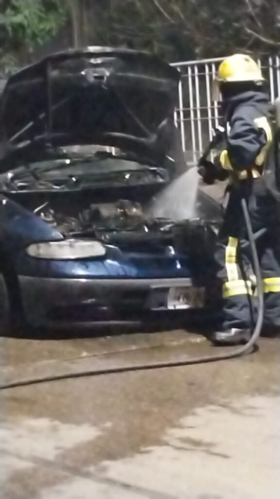 Viajaba con su familia y su auto se prendió fuego en Agustín Aguirre