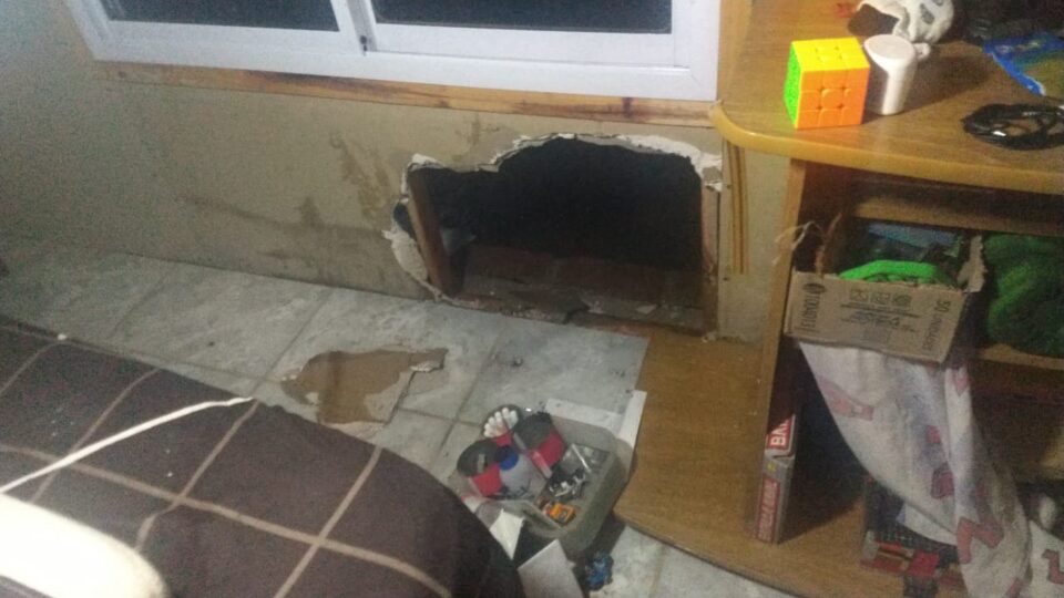 Inseguridad sin tregua: le hicieron un boquete en la casa