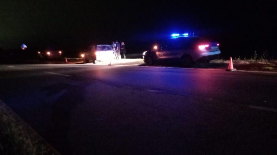 Perdió el control y acabó despistando