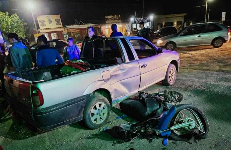 Dos menores en moto resultaron heridos al chocar en la ruta