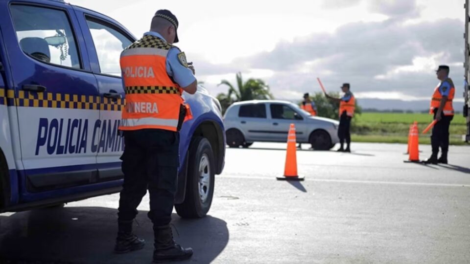 Renovó el carnet, le dieron el digital por falta de plásticos y Policía Caminera lo multó