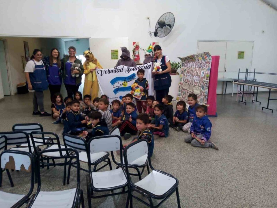 "La Scaloneta Solidaria": un puente de ayuda para escuelas y adultos mayores