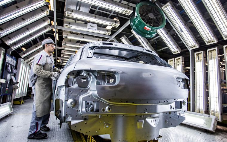 El Gobierno anunció que bajará los impuestos a los autos