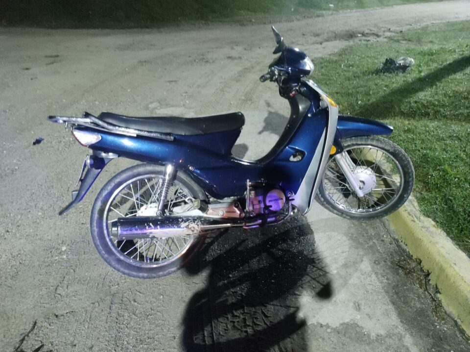 Chocó a una joven en moto, la dejó herida y huyó del lugar