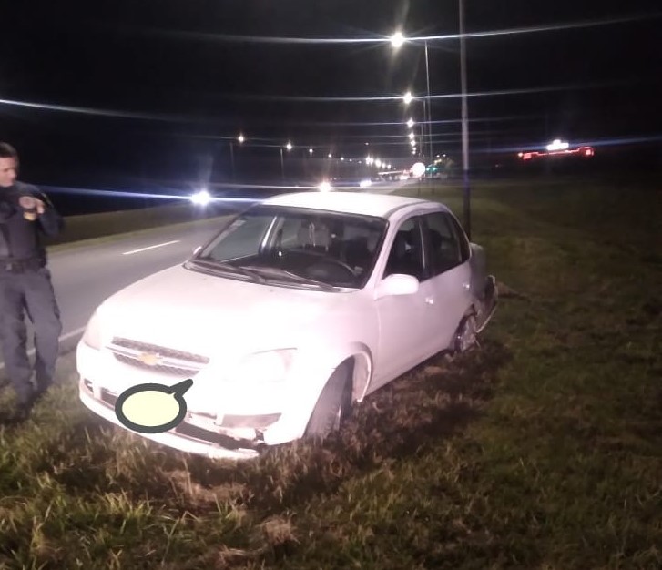 Perdió el control de su auto y terminó despistando