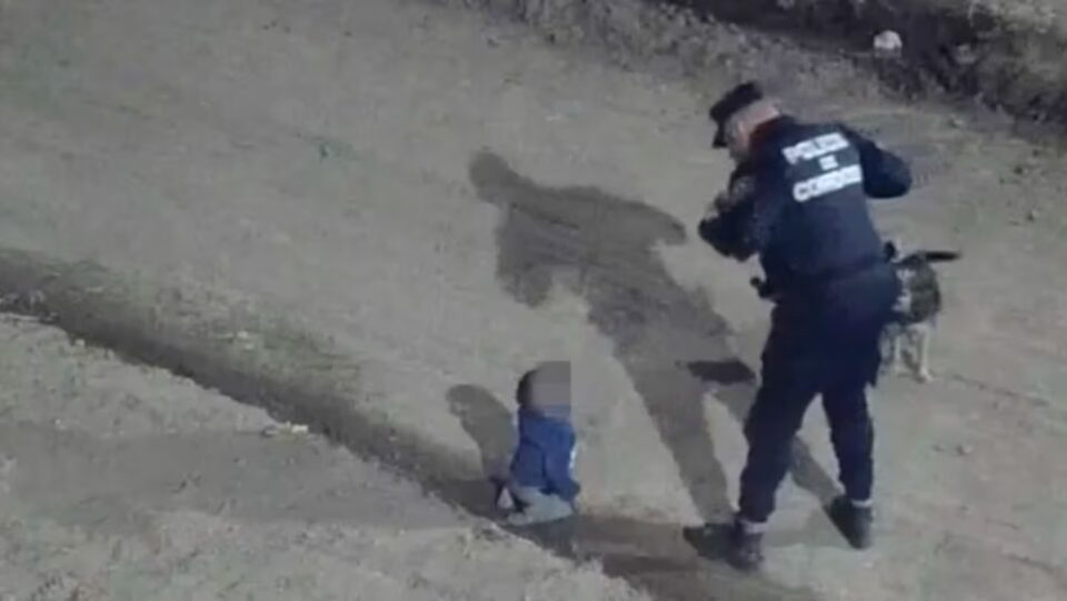 Policías rescataron a un bebé que apareció gateando solo en la fría madrugada