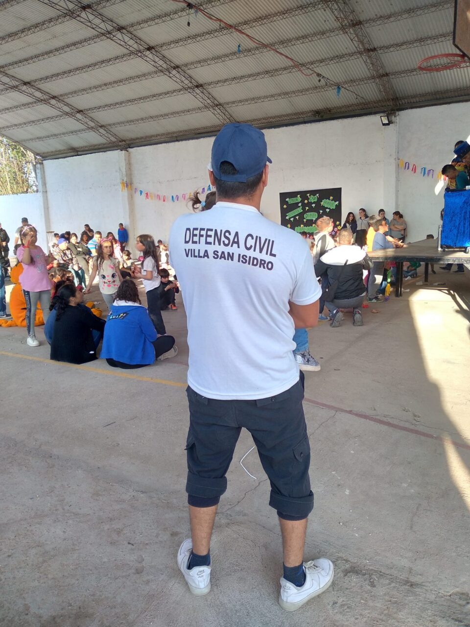 La Defensa Civil de Villa San Isidro vende locro para recaudar fondos