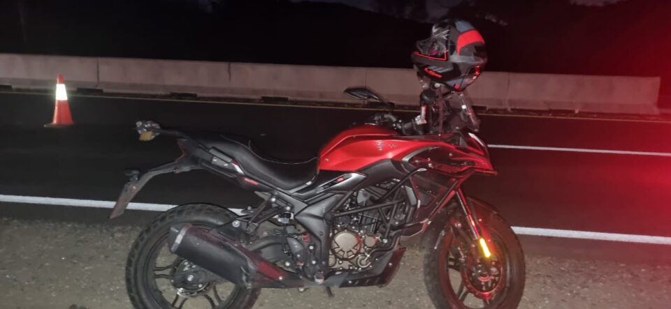 Viajaban en moto, perdieron el control y cayeron a la ruta