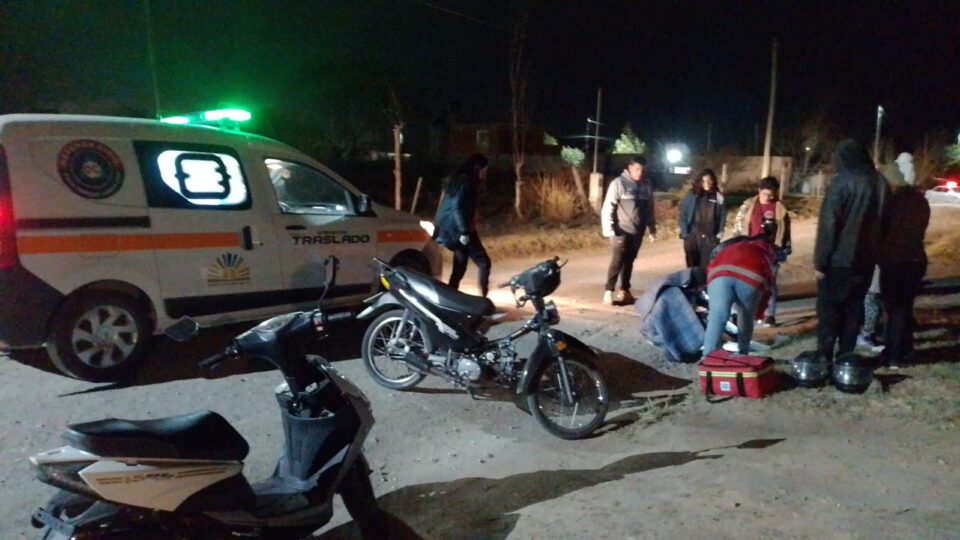 Se le cruzó un perro y por esquivarlo, terminó derrapando con su moto