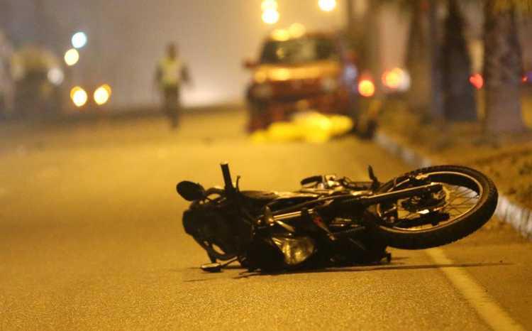 Un motociclista herido tras perder el control de la moto